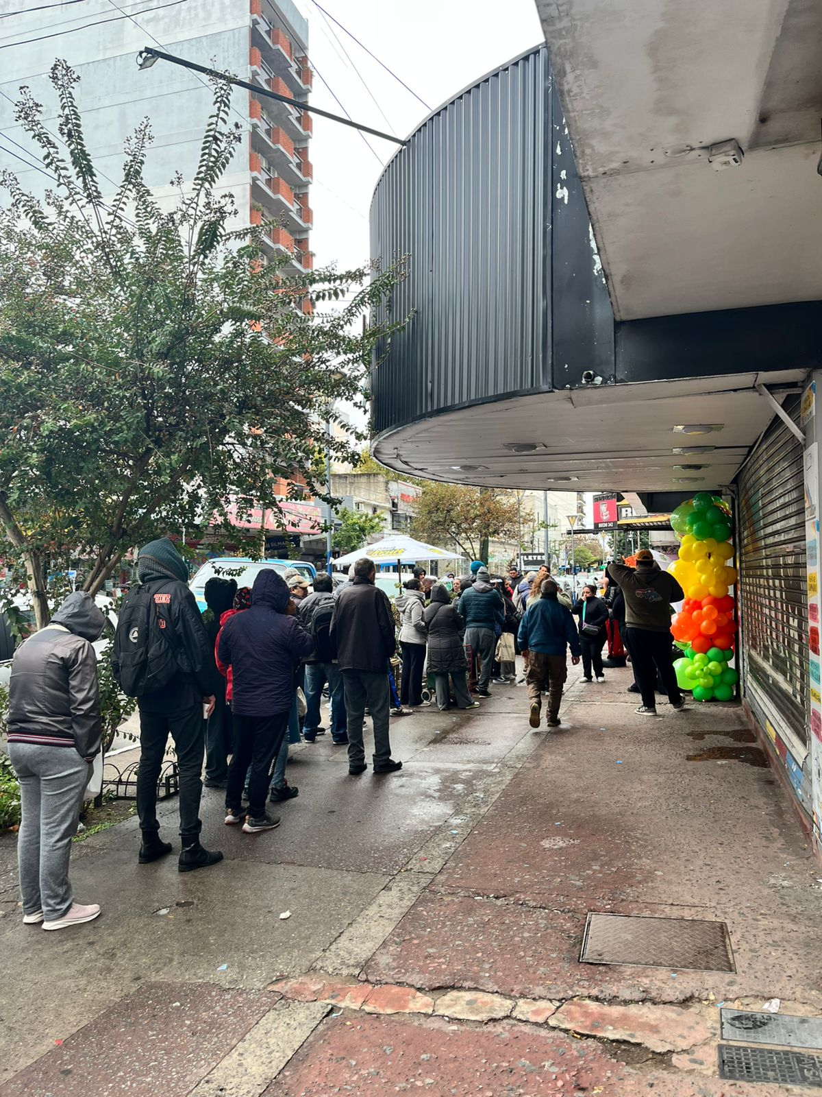 A pesar de la lluvia, mucha gente asisti&oacute; a la inauguraci&oacute;n en Lomas de Zamora.