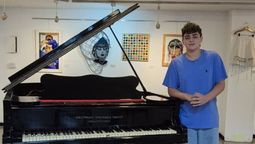 es de almirante brown, tiene 15 anos y conmovio a todos al tocar el himno con un piano en estados unidos