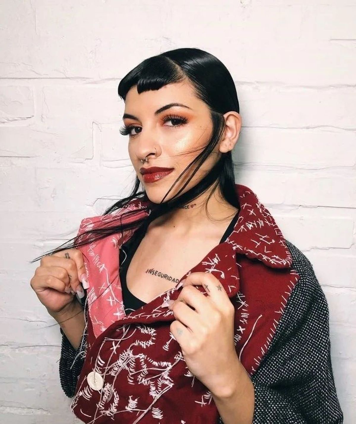 Cazzu luciendo un modelo de Aldi Vega, la artista de Transradio.