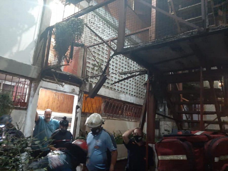 Derrumbe en un edificio de Brown: cuatro personas resultaron heridas