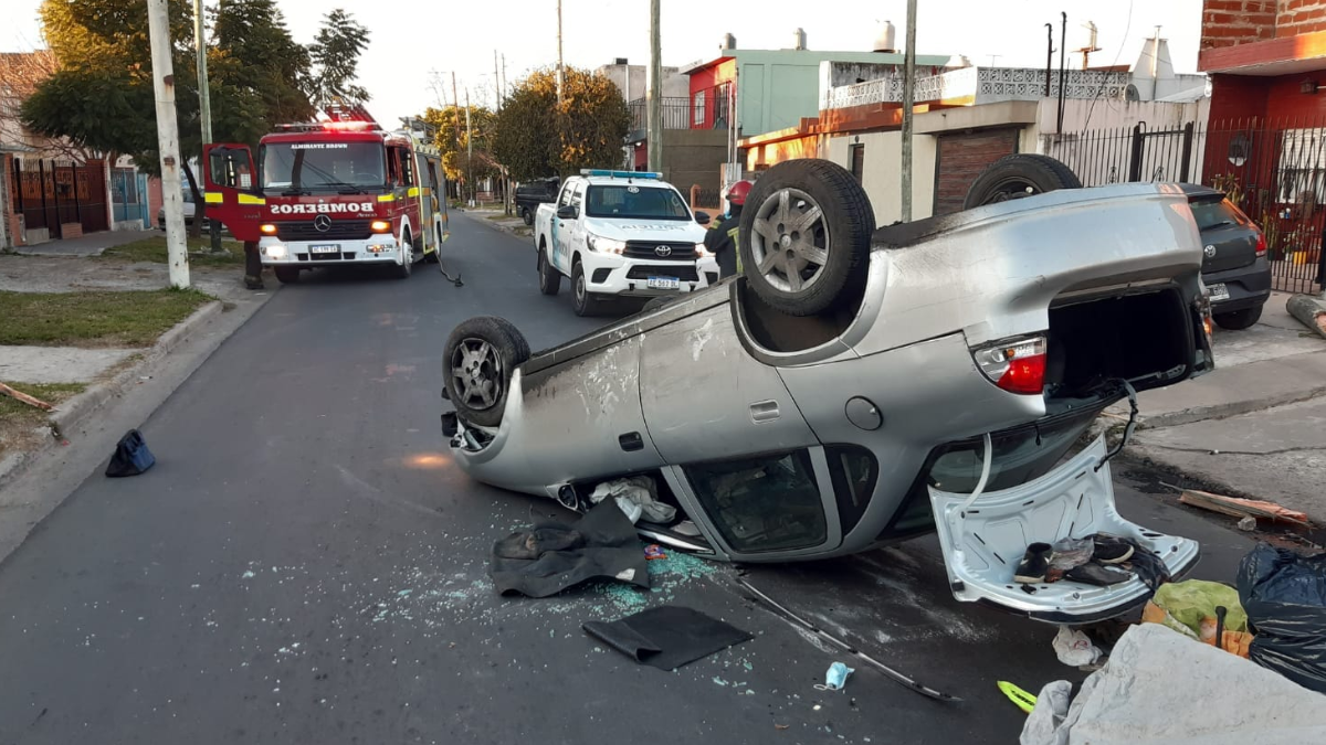 Secuelas de la tormenta: destrozó el natatorio de Independiente de Burzaco  - Noticias de Brown