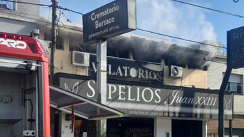 Importante incendio en una cochería en Lomas: trabajaron dos dotaciones de Bomberos