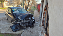 almirante brown: un auto choco contra el frente de una casa en longchamps