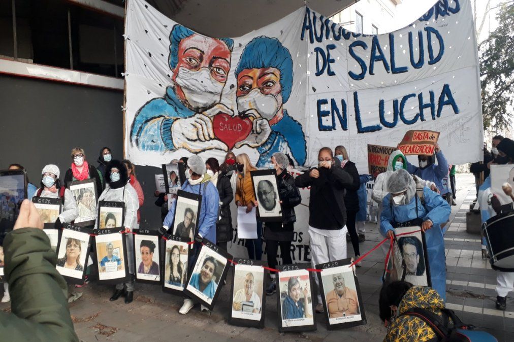 Corte y protesta en el puente Pueyrredón: manifestación de personal de salud
