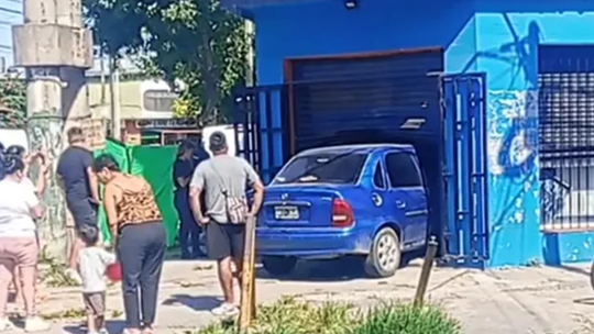 Lomas: un auto perdió el control y se metió en una carnicería