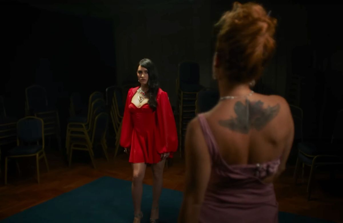 Esta escena del videoclip fue grabada en el Salón Azul de la Sociedad Italiana de Lomas de Zamora.