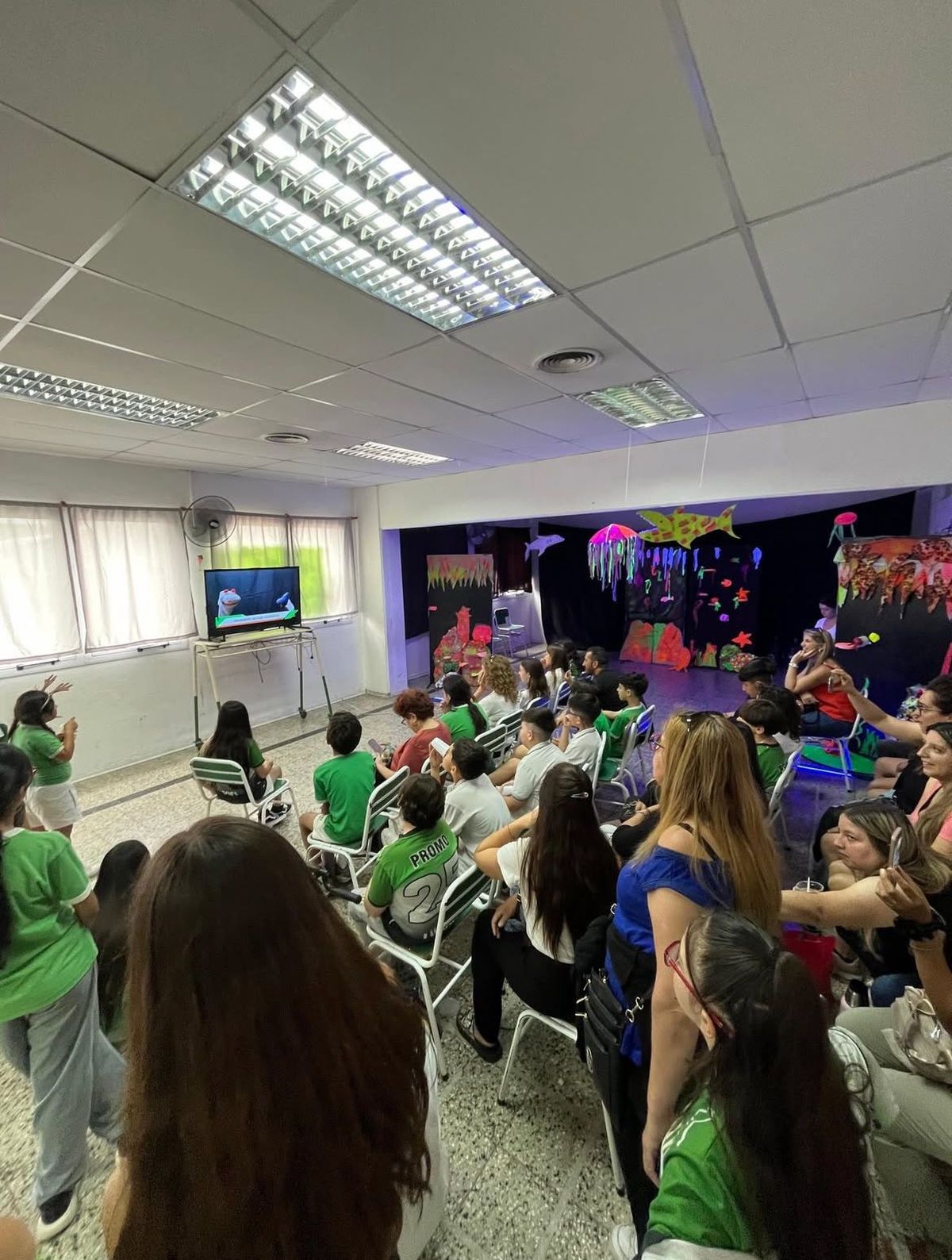 Docentes del colegio del Club Atlético Banfield reclaman el pago de salarios adeudados y la reincorporación de nueve despedidos.