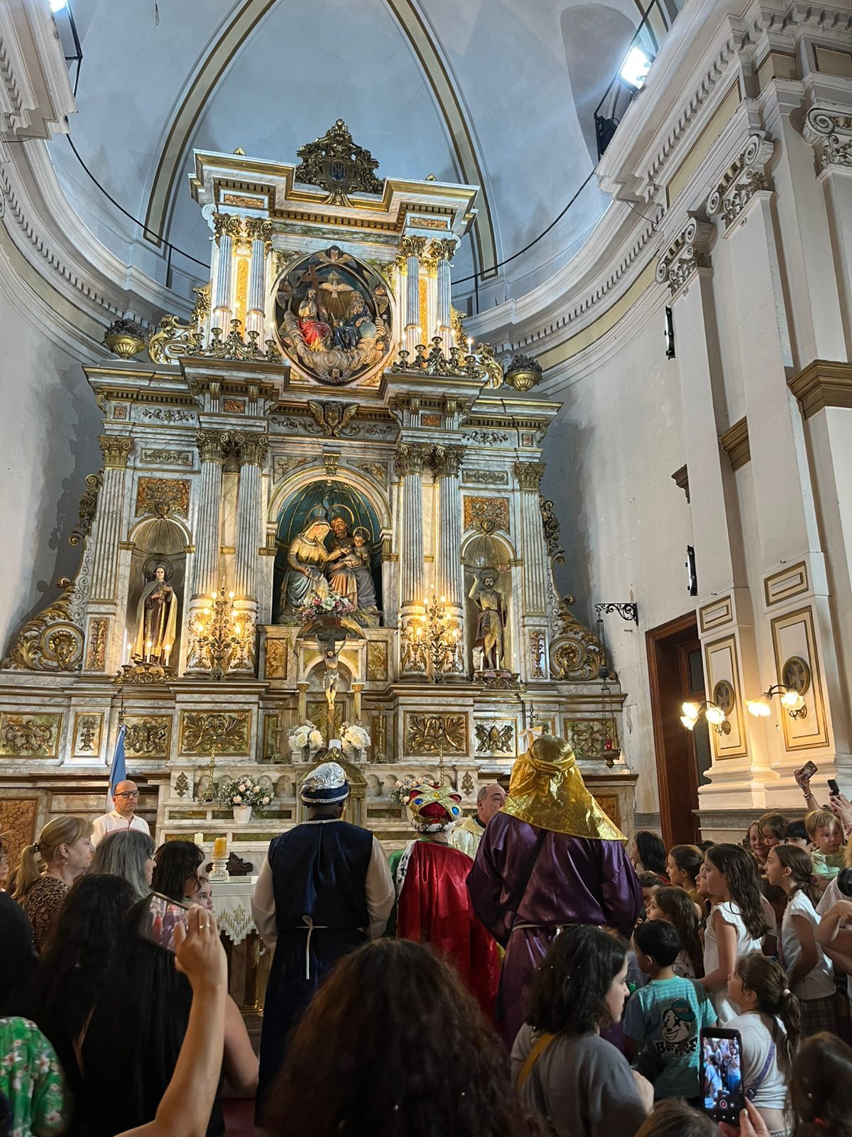 Los Reyes Magos visitaron el Santuario Basílica Sagrada Familia de Nazareth, donde compartieron un momento de oración junto a la comunidad y los chicos presentes.