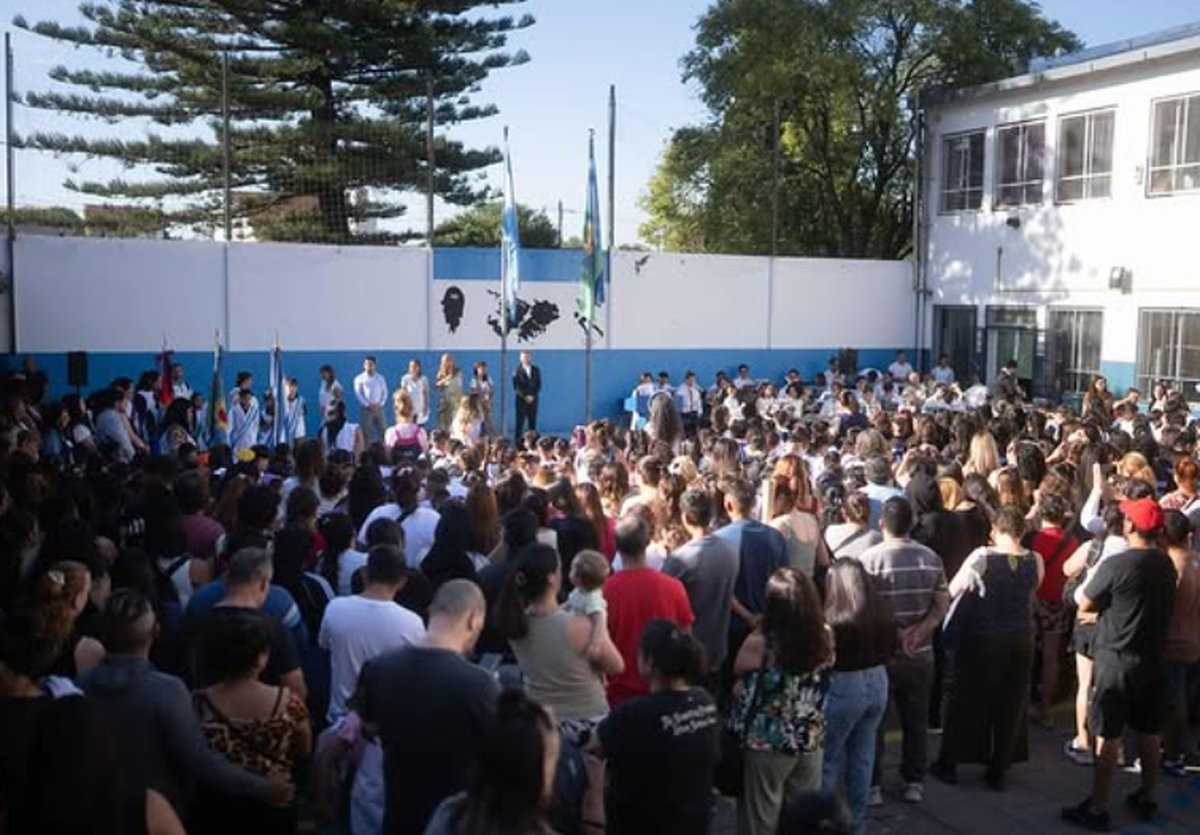 Federico Otermín participó del acto de inicio de clases en la Escuela Primaria N°2 de Temperley, junto a autoridades, docentes, familias y estudiantes.