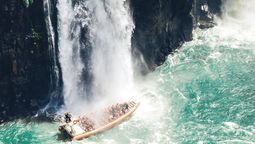 volco una embarcacion turistica en las cataratas del iguazu y murio un joven neerlandes de 26 anos