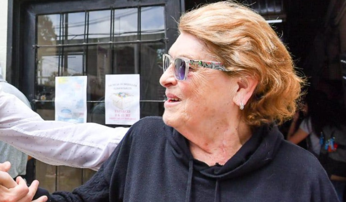 Brígida Malacrida al salir de la escuela en la que votó en las elecciones de 2023. 