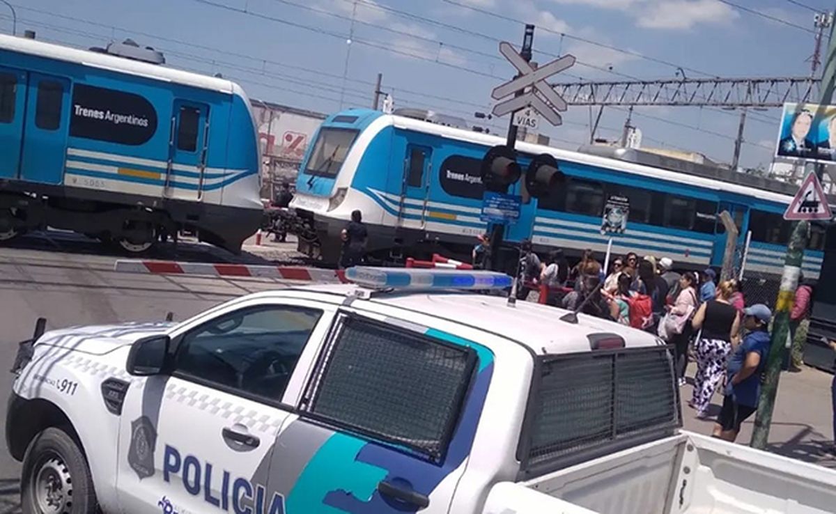 Este jueves, una adolescente fue arrollada por el tren Roca. Afortunadamente no murió, pero presenta heridas graves en su cabeza y ambas piernas. Este jueves, una adolescente fue arrollada por el tren Roca. Afortunadamente no murió, pero presenta heridas graves en su cabeza y ambas piernas.