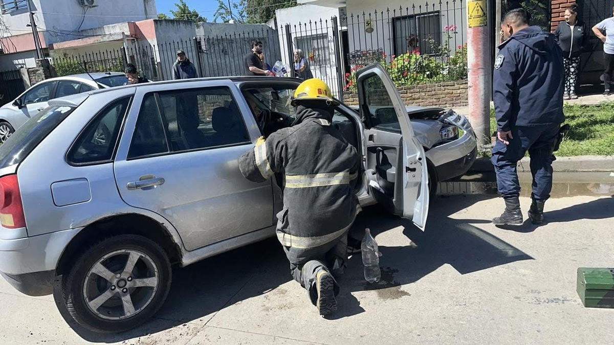 El auto quedó atravesado en plena calle en Almirante Brown. El auto quedó atravesado en plena calle en Almirante Brown.
