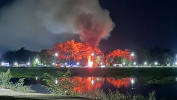 Incendio frente a la laguna de San Vicente afectó un local gastronómico