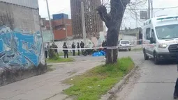 un intento de robo a un policia termino con un motochorro muerto y otro profugo
