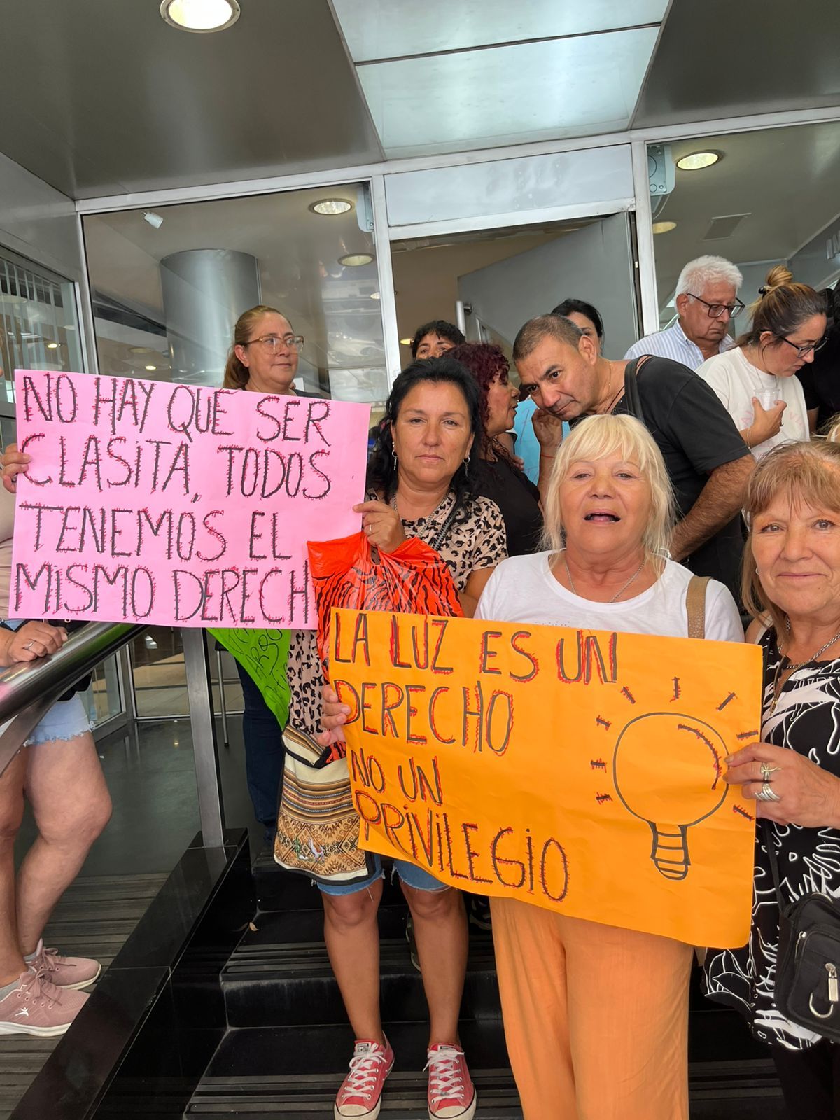 Con carteles y reclamos, vecinos autoconvocados protestaron  frente a Edesur por los cortes de luz y agua que afectaron a distintos barrios del distrito durante la ola de calor.