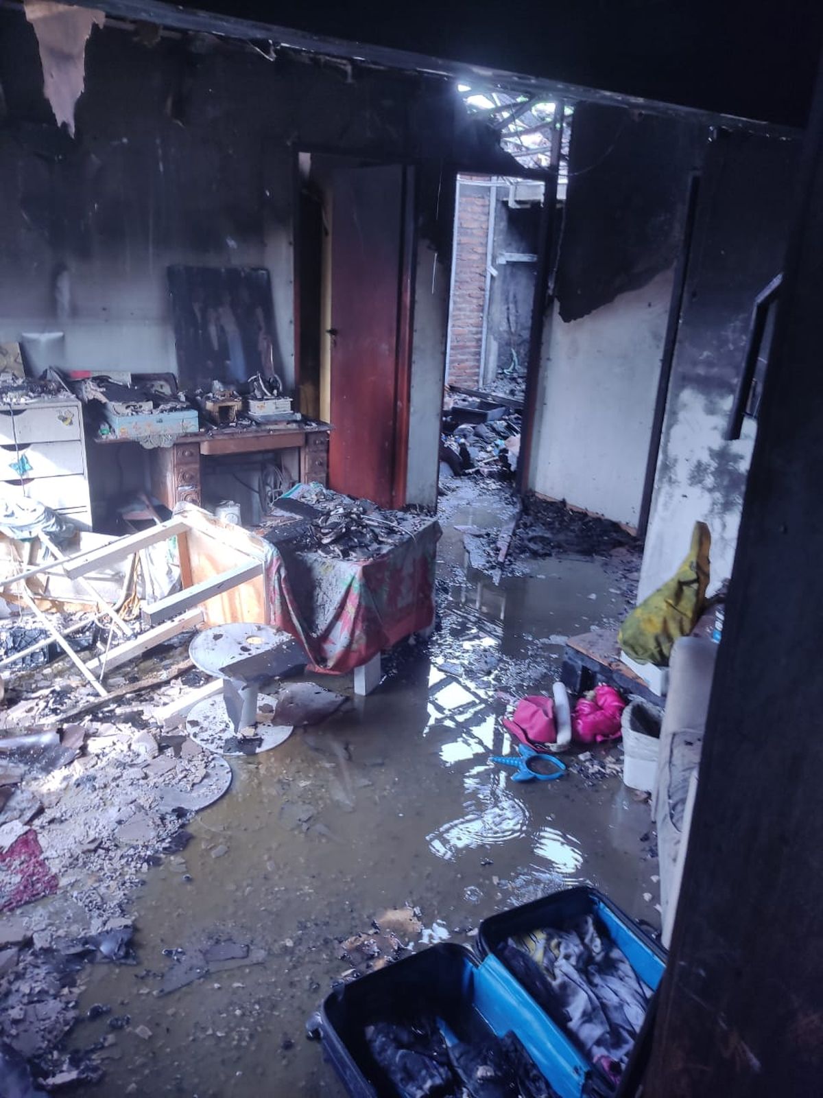 Los destrozos que ocasionó el incendio en la vivienda de Monte Grande