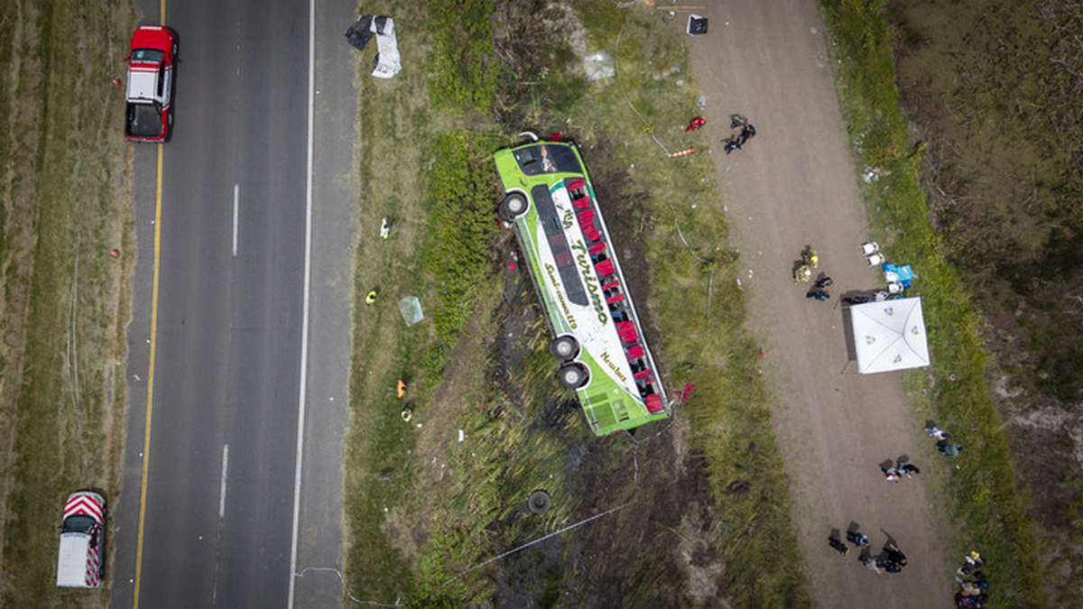 El micro volcó a la altura del kilómetro 325 de la Ruta 2. 