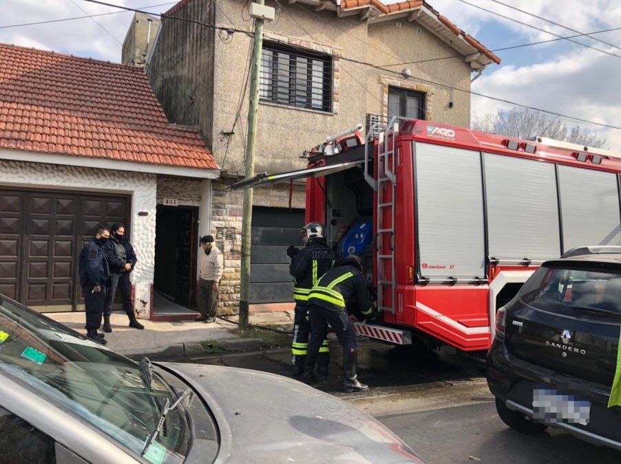 Bomberos de Lomas de Zamora trabajan en el incendio en la casa del anciano.