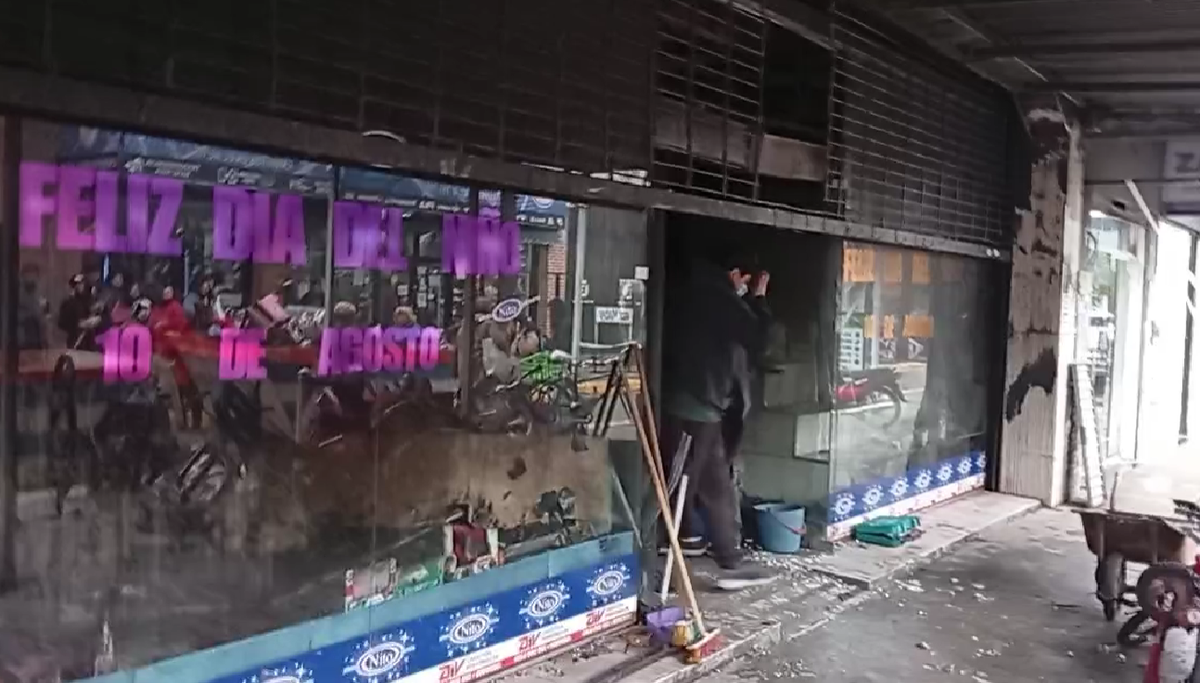 Aún continúan removiendo desechos del incendio en la juguetería de Tristán Suárez. 