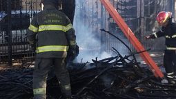 almirante brown: incendio de ramas se propago y afecto a un auto estacionado en longchamps