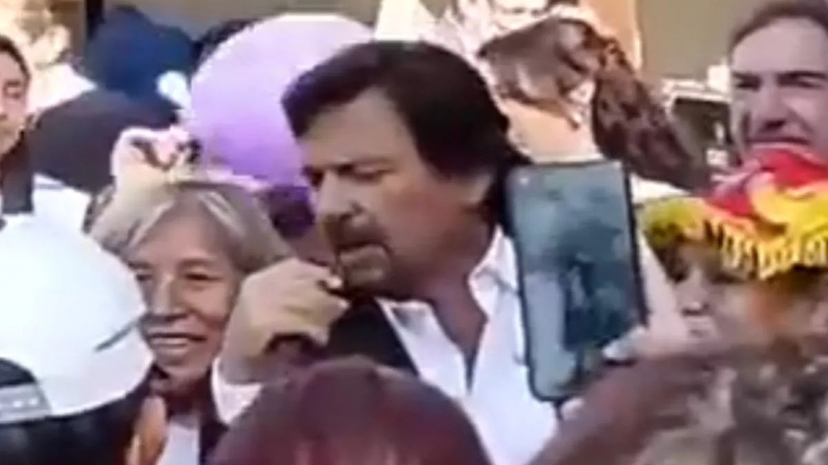 Video: el gobernador de Salta imitó a Sandro en un acto y se volvió viral