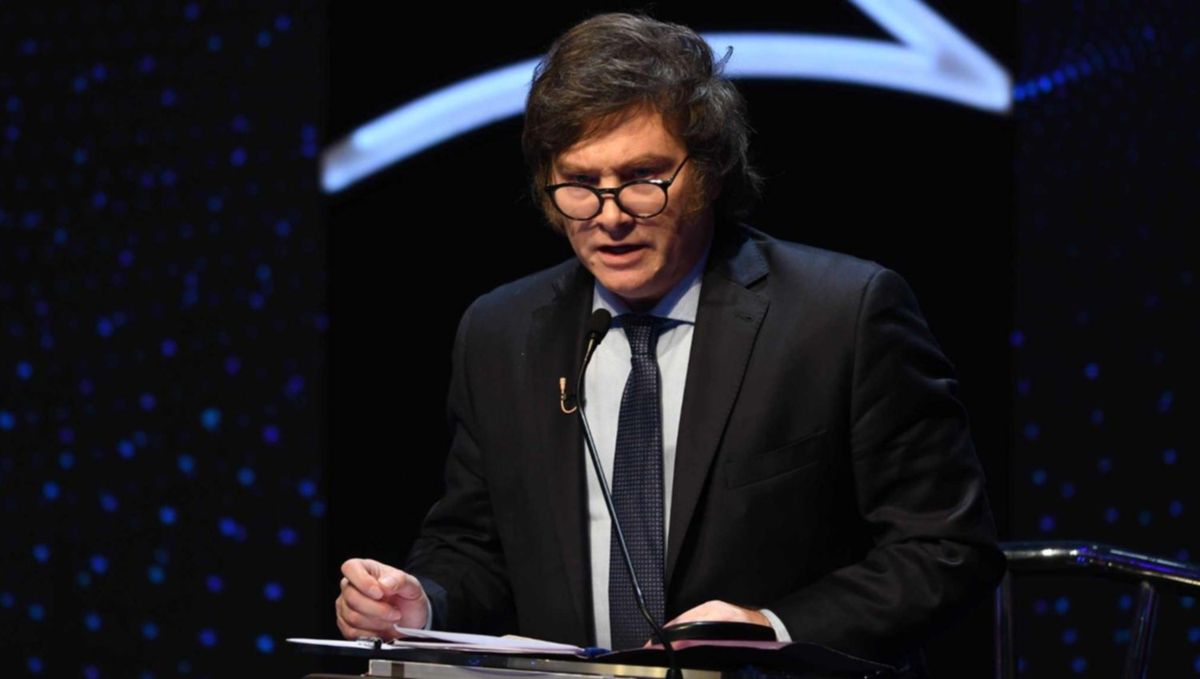 El Gobierno señaló a Javier Milei como responsable de la corrida contra el dólar por sus declaraciones.