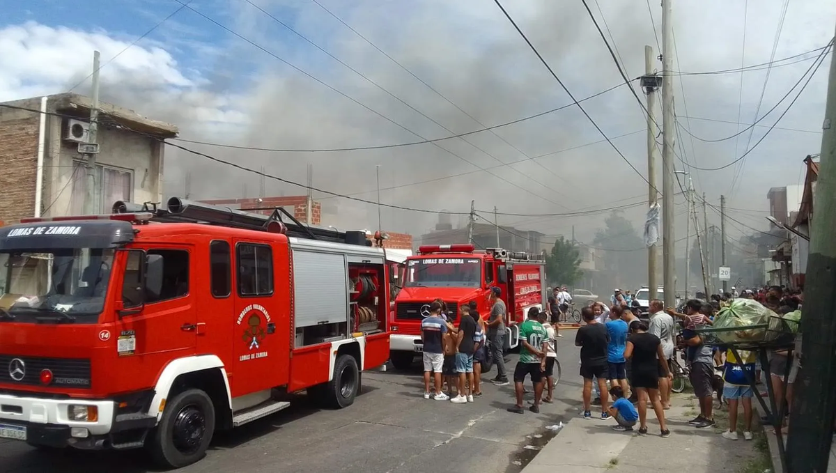 El operativo desarrollado por los Bomberos de Lomas de Zamora frente al incendio.
