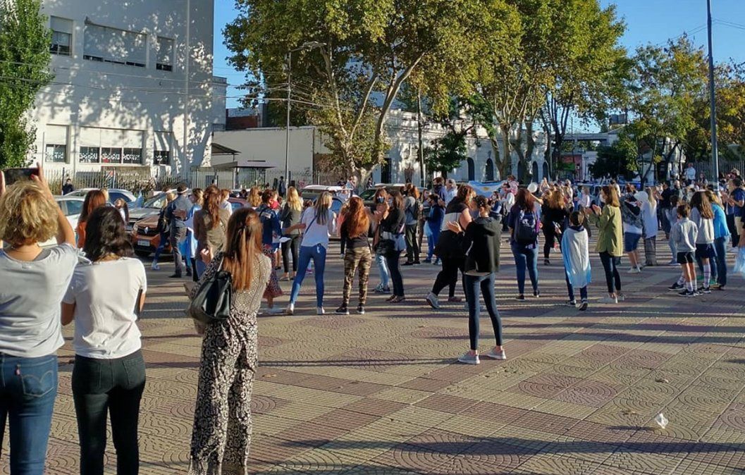 Una multitud protestó en la Plaza Grigera de Lomas de Zamora.