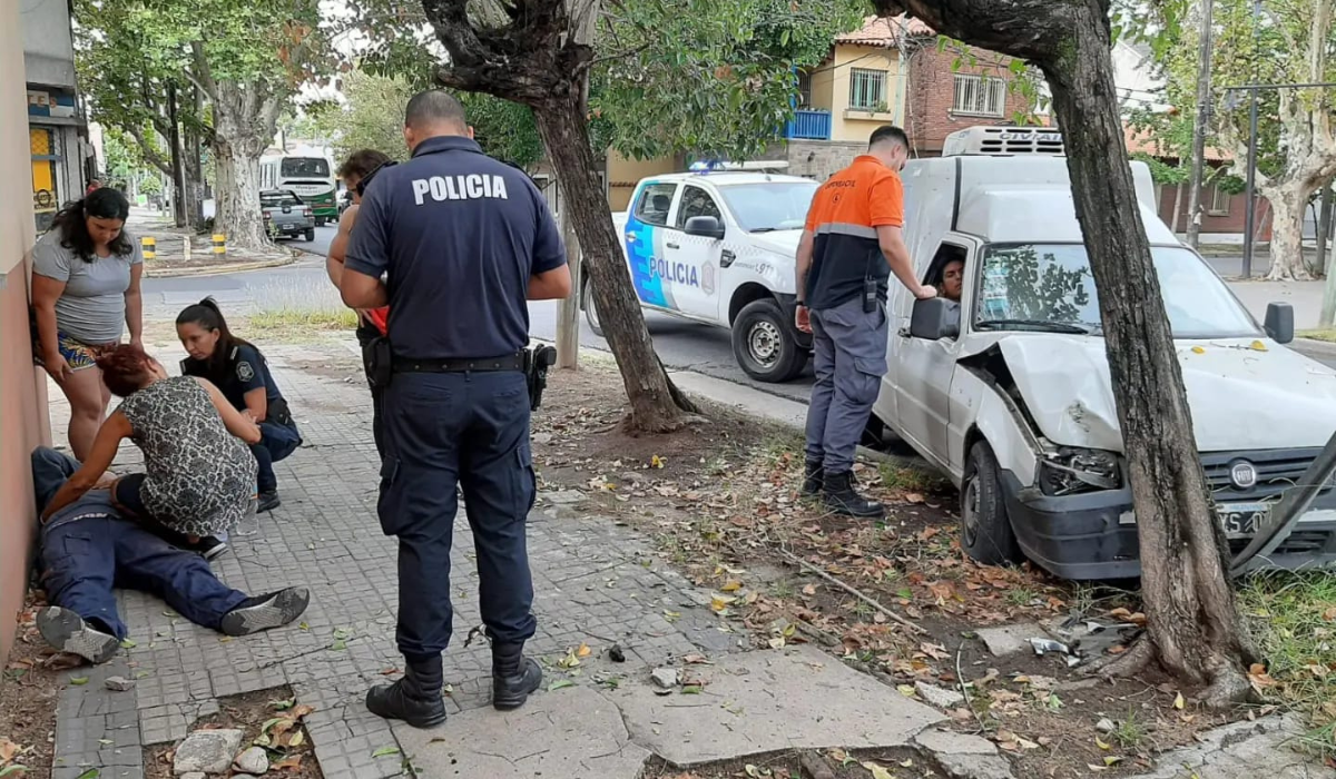 Una camioneta chocó contra un árbol en Lanús: dos heridos