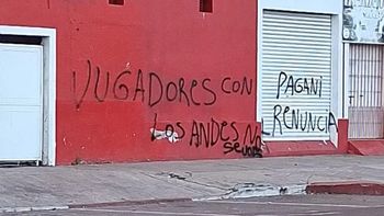 Con Los Andes no se jode: fuertes pintadas contra el plantel en el estadio Eduardo Gallardón