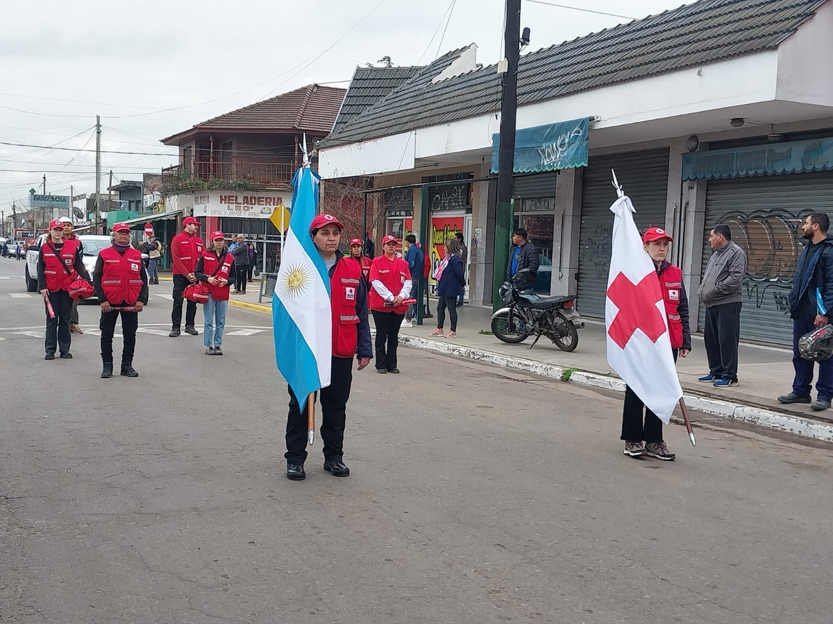 La Cruz Roja de Esteban Echeverría durante el desfile.