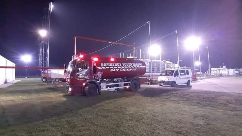 El incendio de la planta de Buquebus en Domselaar en 2019. Los Bomberos de San Vicente fueron fundamentales.