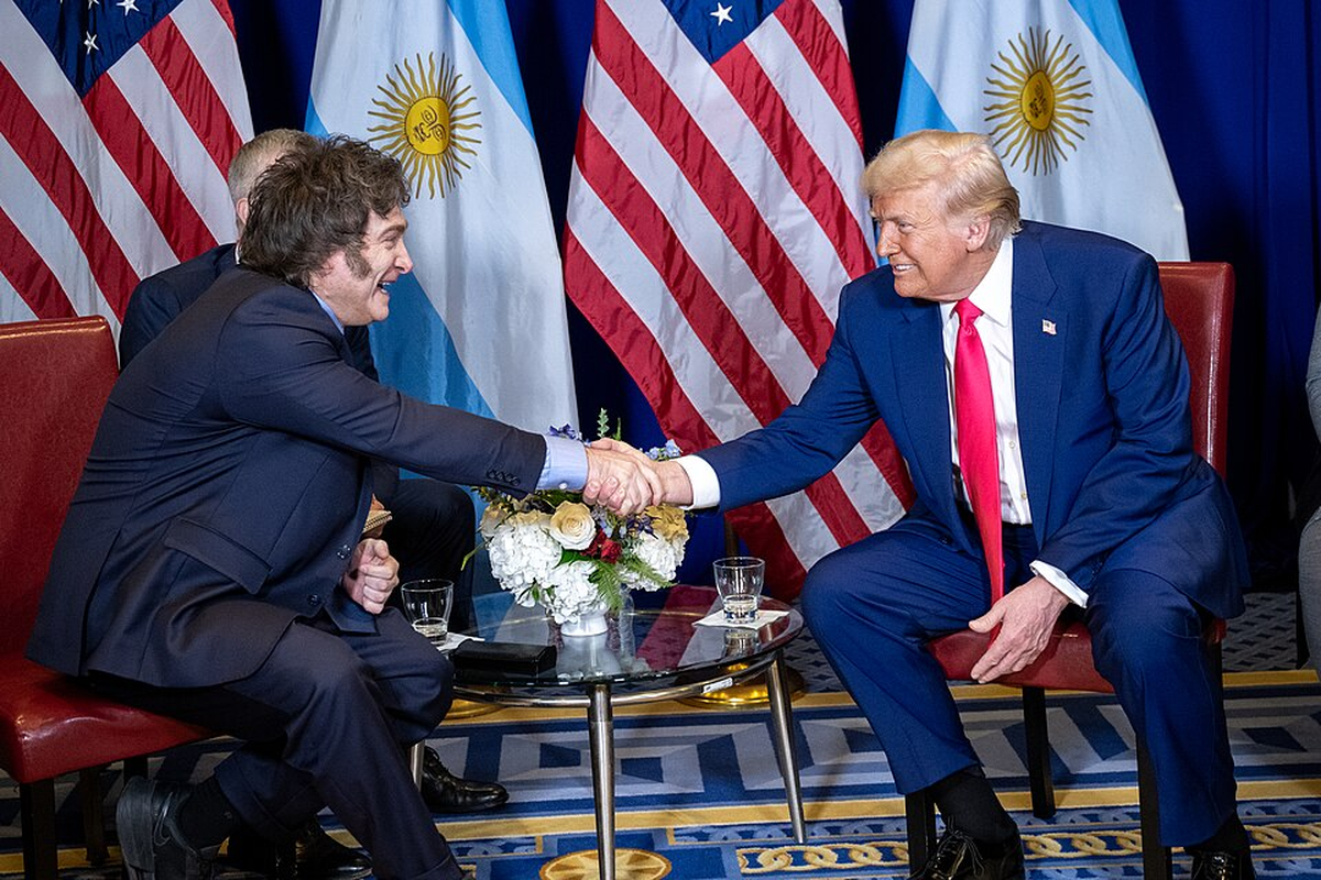 El presidente Javier Milei junto a Donald Trump. 