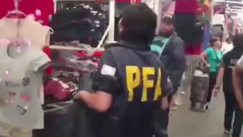 Allanamientos en La Salada: policías buscan mercadería falsificada