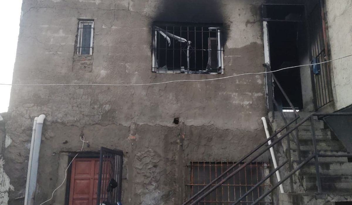 Incendio en Esteban Echeverría: una mujer de 82 años y su hijo perdieron todo