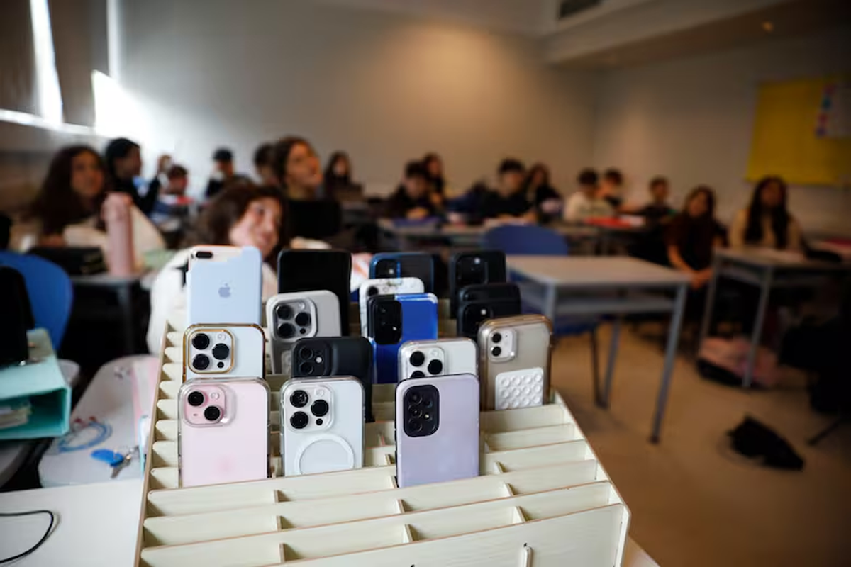 No se podrán utilizar teléfonos celulares en escuelas primarias de Provincia.