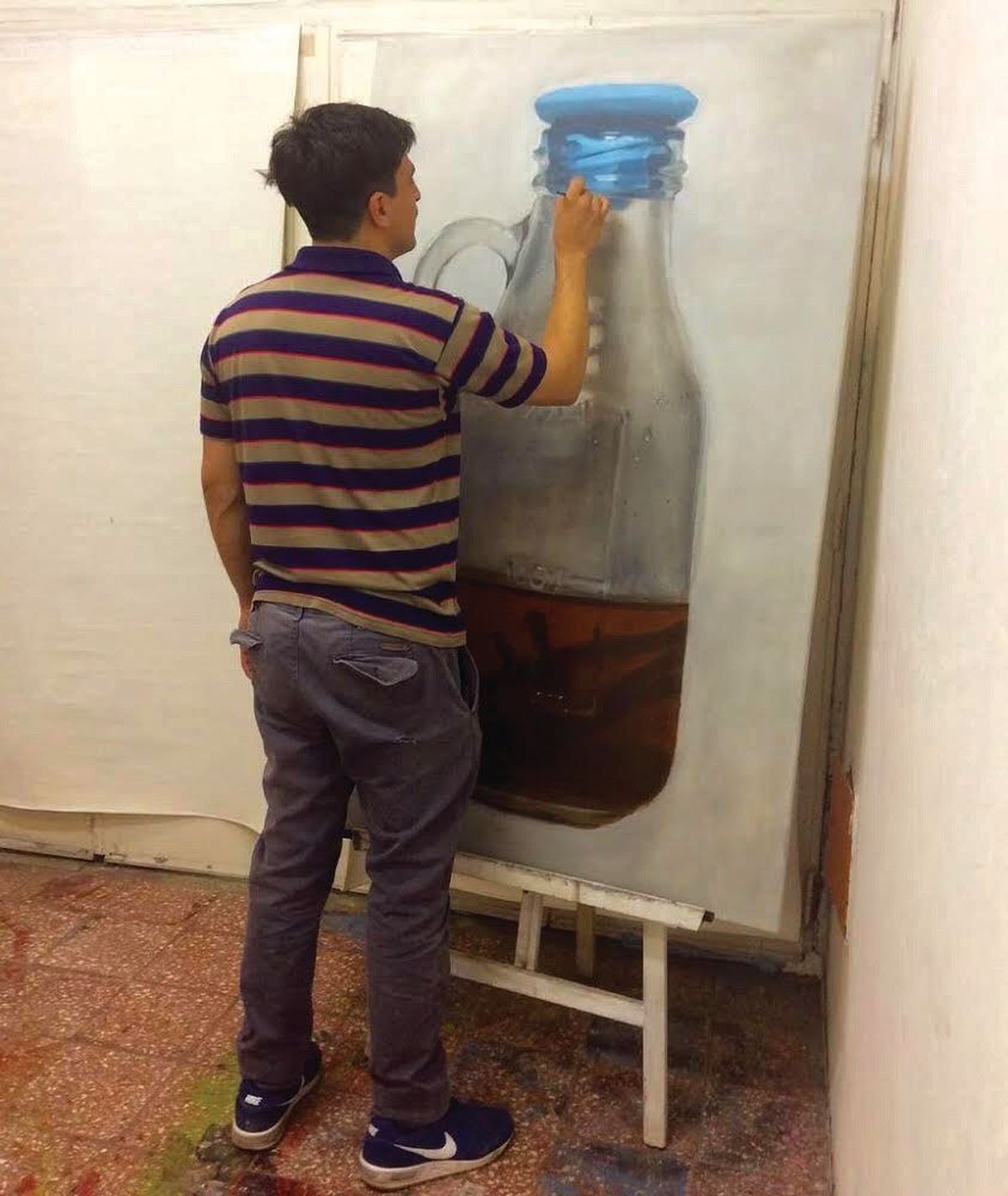 Bruno pintando en su taller de 9 de Abril.