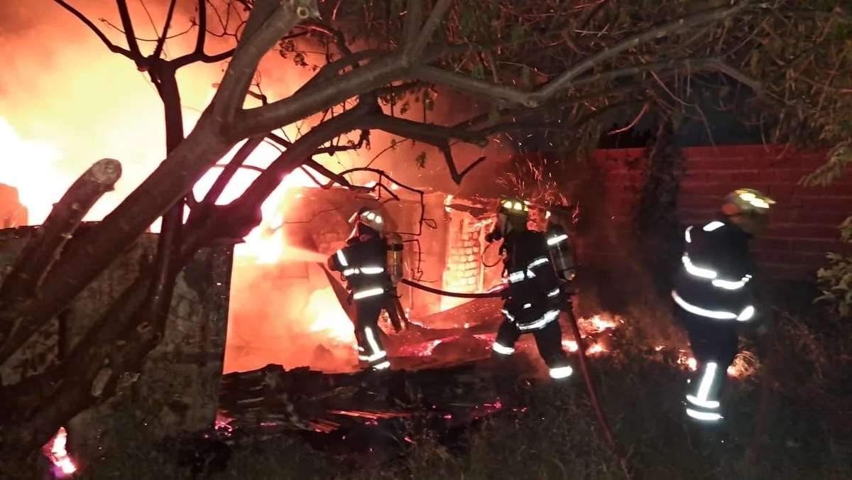 Impactante incendio arrasó con dos viviendas en Lanús