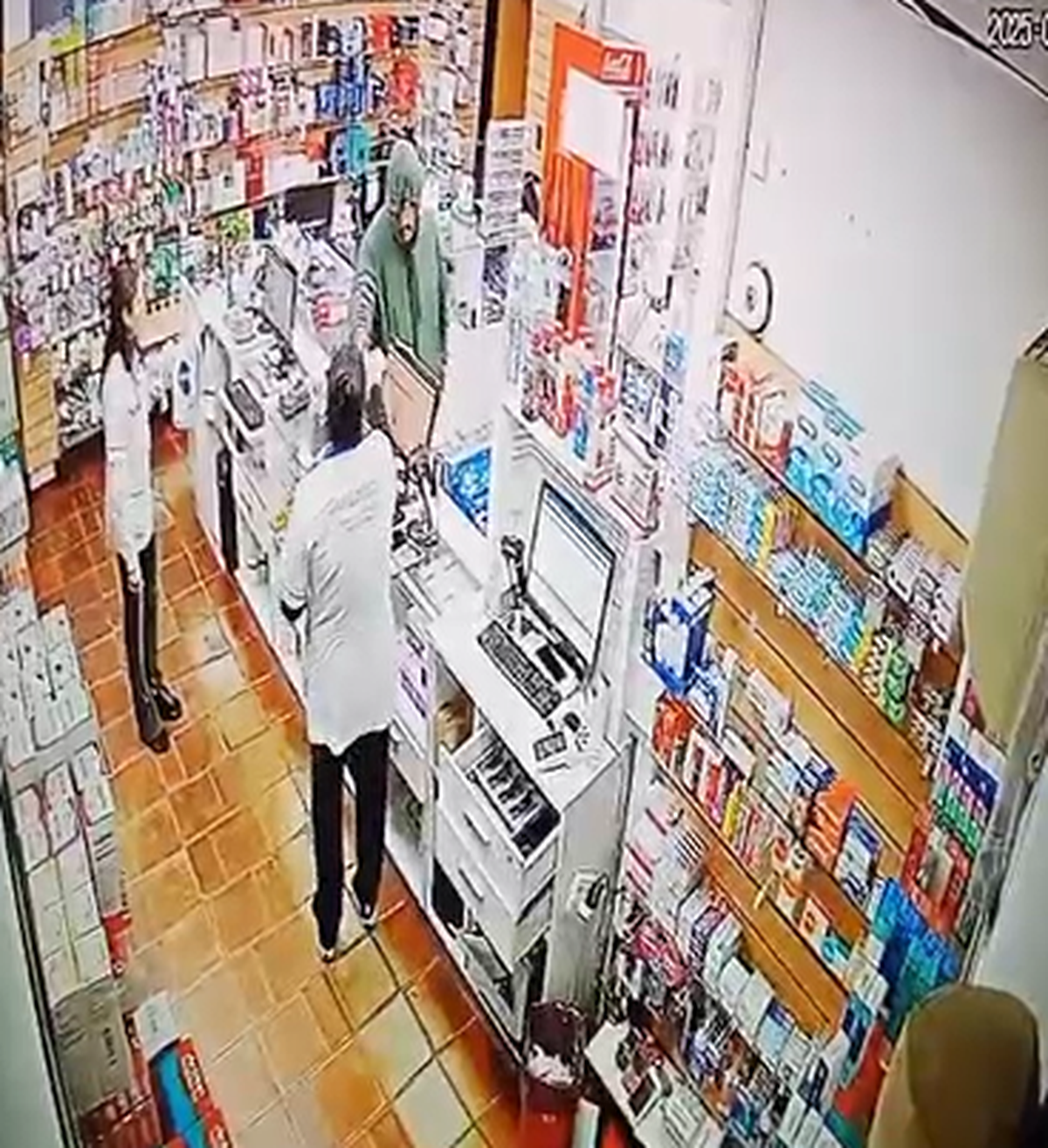 El delinucuente fue atrapado minutos después por otro de los empleados de la farmacia. 
