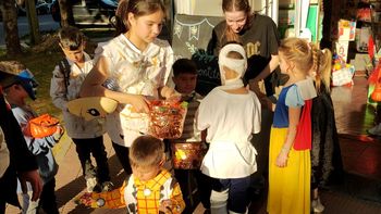 Locura por Halloween en San Vicente: miles de chicos con sus familias coparon las calles