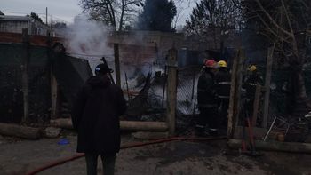 Feroz incendio destruyó una vivienda en Almirante Brown: seis personas internadas