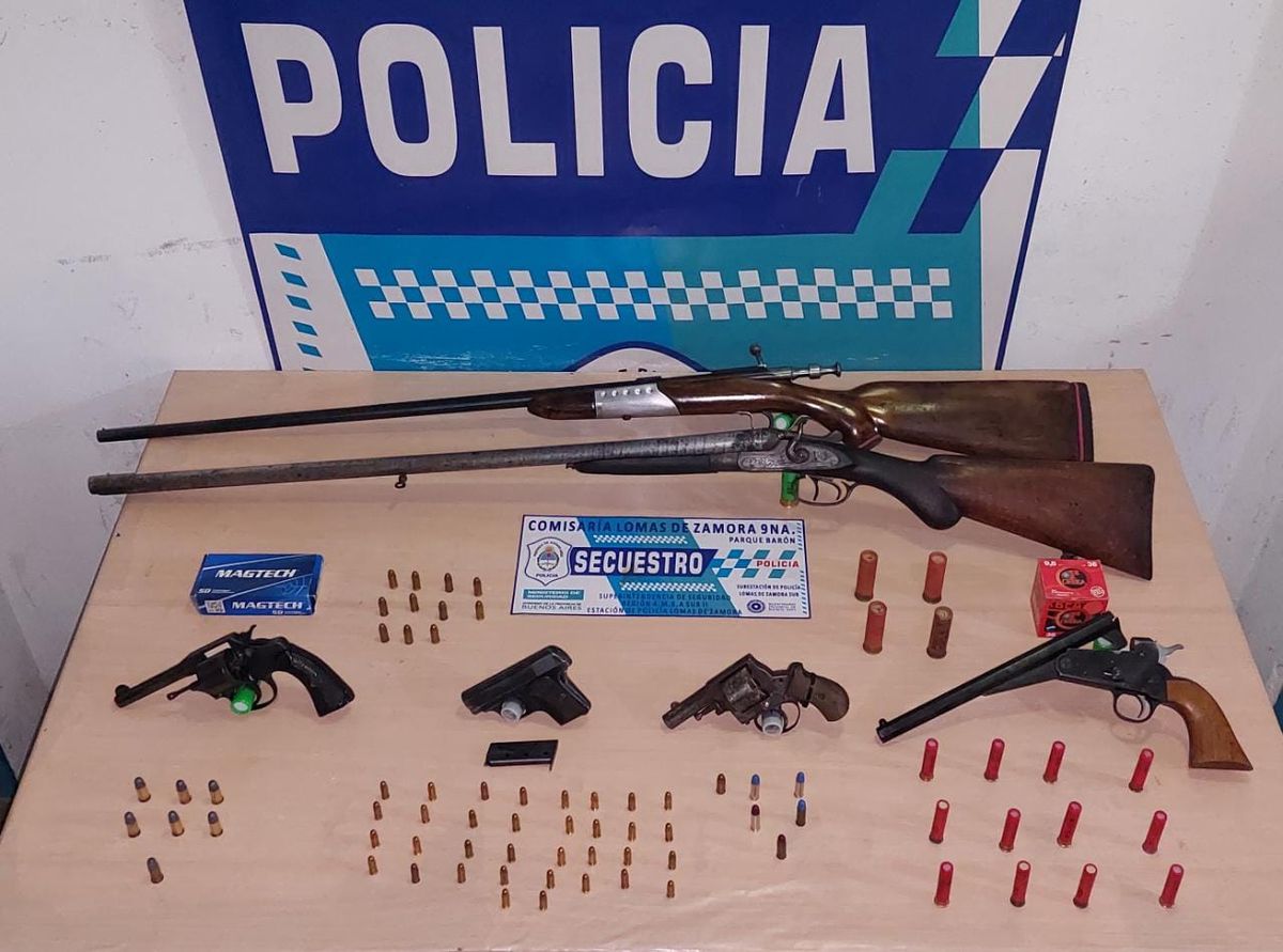 La policía secuestró un arsenal ilegal en Parque Barón, Lomas de Zamora. El dueño quedó detenido.