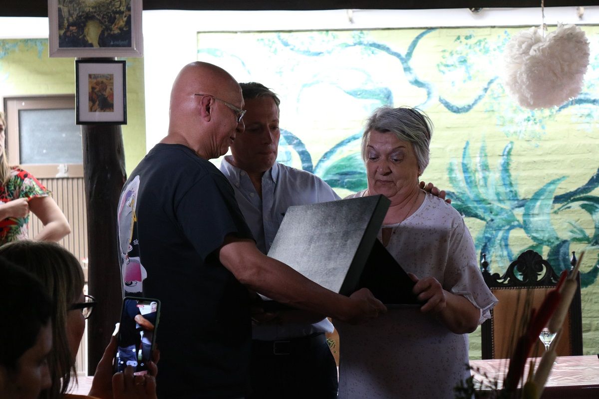 Susana Novillo, esposa de Pancho Eyherabide, recibió la placa en homenaje durante el asado realizado en Monte Grande.