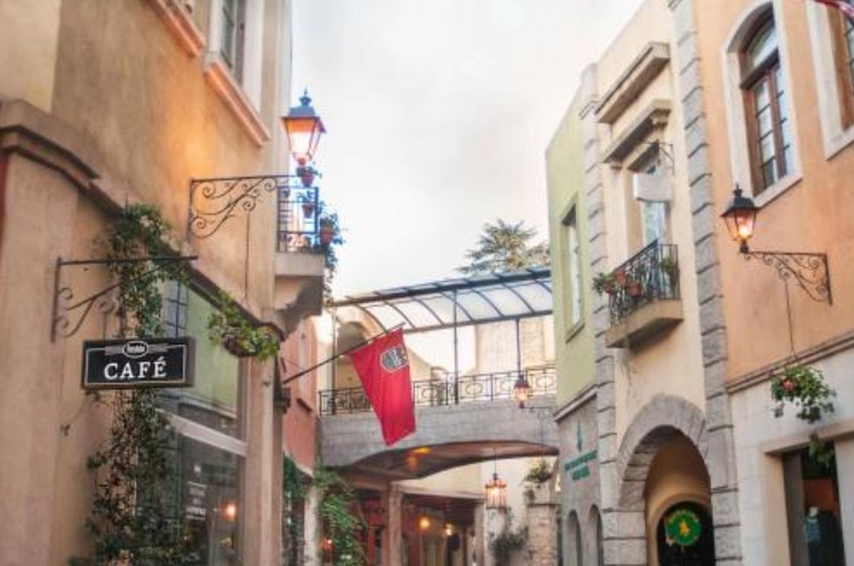 Los 19 tripulantes del avión se alojaron en el Hotel Plaza Central Canning.