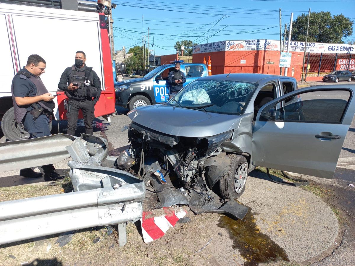 Así quedó el auto tras el violento choque en Camino Negro.