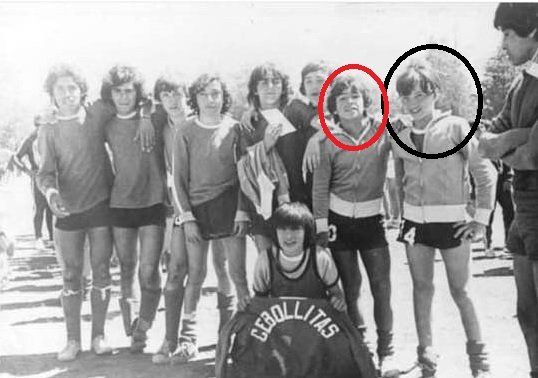 Diego Maradona junto al vecino de San Vicente Eduardo Sasso.