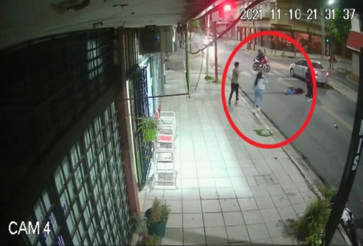 Impactante accidente en Lanús: cruzaba la calle y la atropelló una moto a toda velocidad