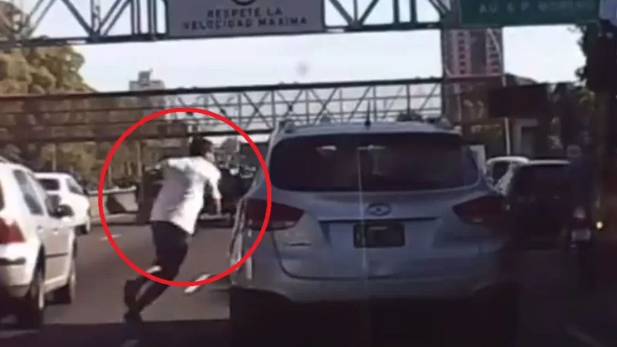 Video: pelea en la General Paz termina con una patada voladora contra un motociclista