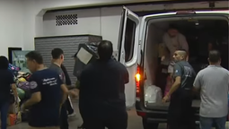 bomberos de lanus reciben donaciones para bahia blanca: hicieron una exposicion de colectivos antiguos
